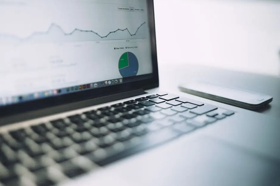 Dashboard de gestão e BI exibido em notebook